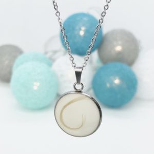 Muttermilchkette von Mom-Moments, Schmuck aus Muttermilch mit Haaren als Kringel gelegt