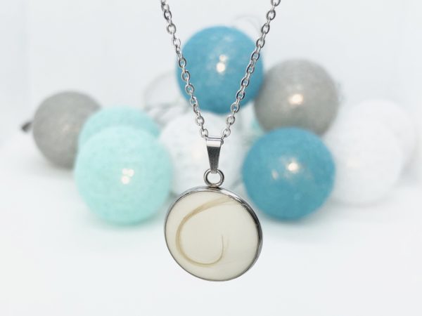 Muttermilchkette von Mom-Moments, Schmuck aus Muttermilch mit Haaren als Kringel gelegt