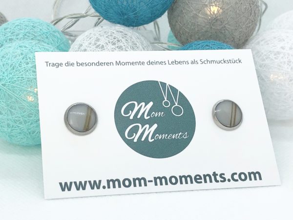 Muttermilchschmuck von Mom-Moments, Muttermilchohrstecker mit Haaren veredelt, Ohrstecker aus Muttermilch