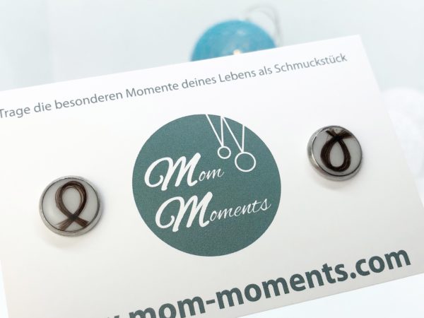 Muttermilchschmuck, Orstecker aus Muttermilch mit Haaren als Schleife gelegt veredelt, Schmuck aus Muttermilch