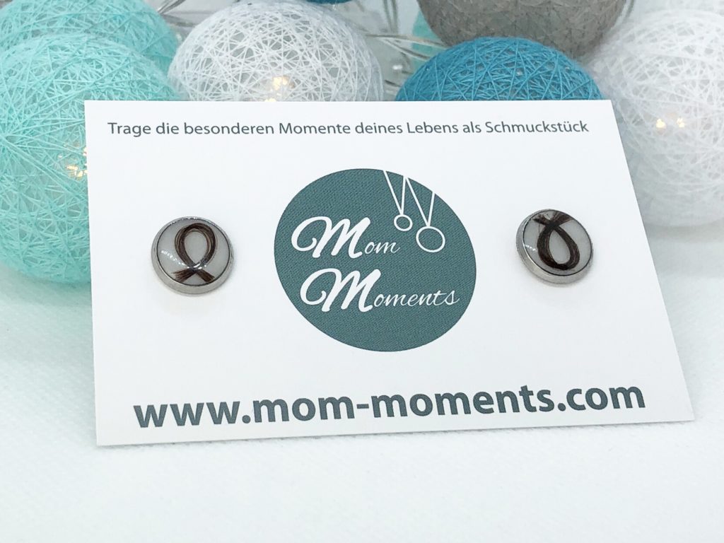 Muttermilchschmuck, Orstecker aus Muttermilch mit Haaren als Schleife gelegt veredelt, Schmuck aus Muttermilch