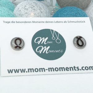 Muttermilchschmuck, Orstecker aus Muttermilch mit Haaren als Schleife gelegt veredelt, Schmuck aus Muttermilch