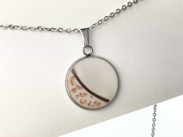 Muttermilchschmuck, Halskette aus Muttermilch mit Haaren und rose´ Blattmetall veredelt, Schmuck aus Muttermilch von Mom-Moments