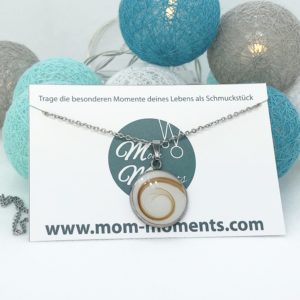 Muttermilchschmuck, Halskette aus Muttermilch mit Haaren als Kringel gelegt, Schmuck aus Muttermilch von Mom-Moments