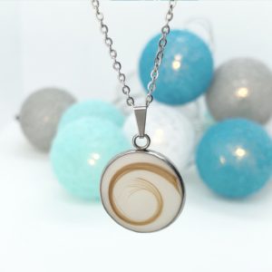 Muttermilchschmuck, Halskette aus Muttermilch mit Haaren als Kringel gelegt, Schmuck aus Muttermilch von Mom-Moments