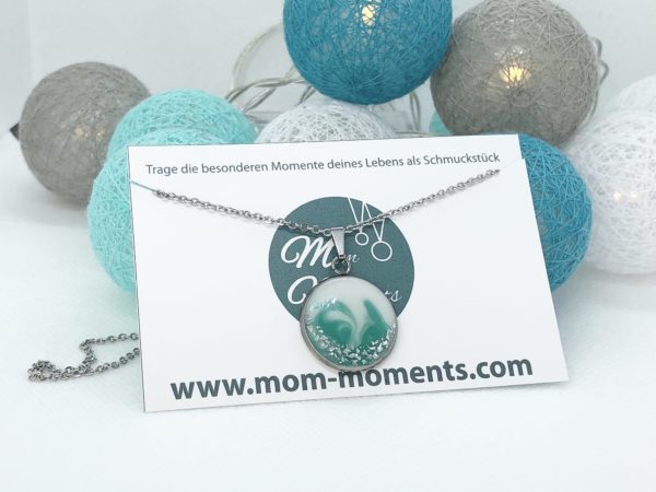 Muttermilchschmuck, Halskette aus Muttermilch mit grüner Farbe und Blattmetall veredelt, Schmuck aus Muttermilch von Mom-Moments