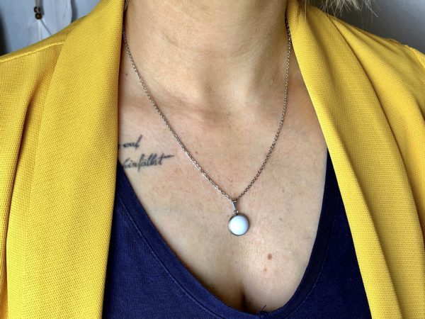 Schmuck aus Muttermilch, Halskette gefüllt mit Muttermilch, Schmuck aus Edelstahl, Muttermilchschmuck, Tragebild von Mom-Moments