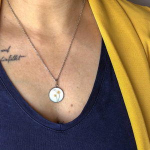 Schmuck aus Muttermilch, Halskette gefüllt mit Muttermilch und einer Pusteblume aus Blattmetall gelegt, Schmuck aus Edelstahl, Muttermilchschmuck, Tragebild von Mom-Moments