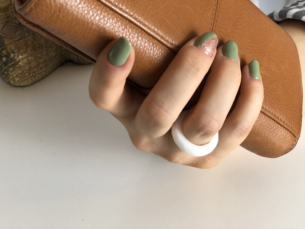 Tragebild Ring aus Muttermilch, Schmuck aus Muttermilch, Muttermilchschmuck von Mom-Moments