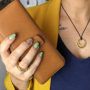 Erinnerungsschmuck mit Haaren und anderen Materialien wie Blattmetall, Ring und Kette mit Haarsträhne von Mom-Moments