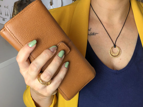 Erinnerungsschmuck mit Haaren und anderen Materialien wie Blattmetall, Ring und Kette mit Haarsträhne von Mom-Moments